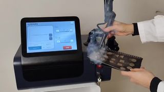 Tay cầm xoay 360 ° Làm săn chắc da Điều trị mụn trứng cá Máy Laser Co2 Fracational 10600nm